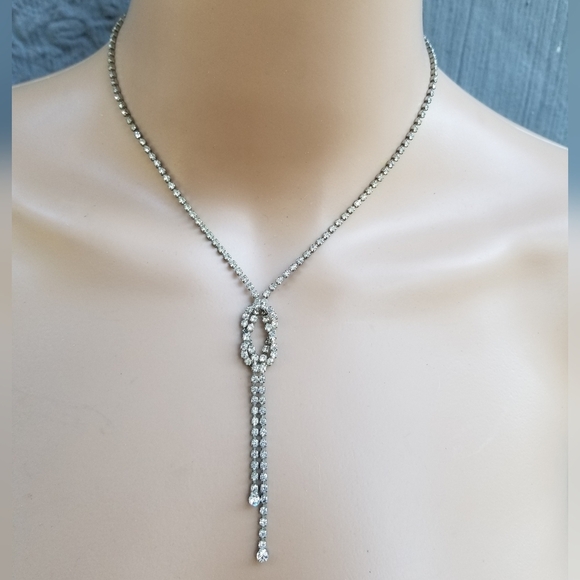Vintage Jewelry - VINTAGE 18K WHITE GOLDPLATE & GLASS RHINESTONE DAINTY KNOT DESIGN NECKLACE